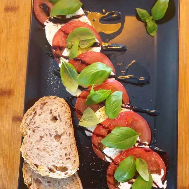 Mozzarella z pomidorem i pieczywem