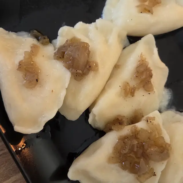 Pierogi na czarnym talerzu