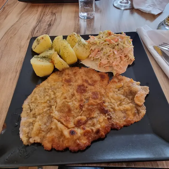 Schabowy z ziemniakami i kapustą